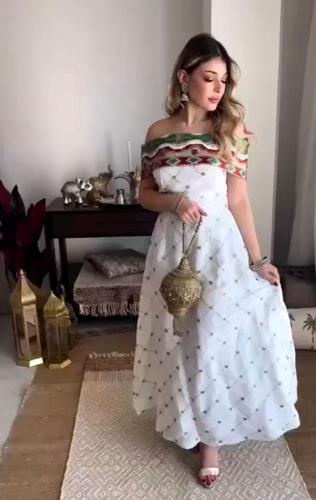 فستان أبيض ميدي أوف شولدر بتطريز تراثي فاخر