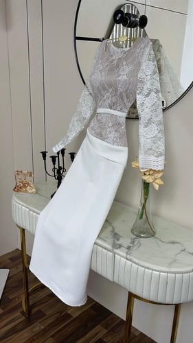 فستان "أيفوري" ميدي بدانتيل علوي وحزام رفيع