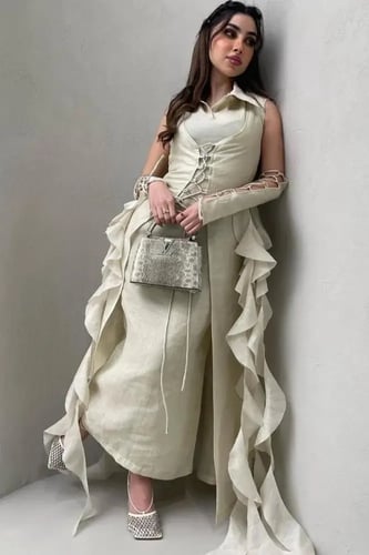 فستان سهرة بلمسة الكورسيه: ابتكار يفيض بالأنوثة