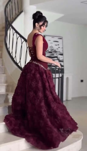 فستان سهرة عنابي بكتف واحد وتطريز كريستالي فاخر