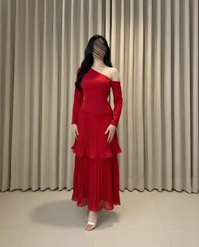 فستان "روبي" مكسي بكتف مكشوف وتصميم طبقات البليسيه