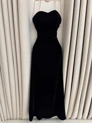 فستان سهره مخملي أسود مع كاب دانتيل ملكي