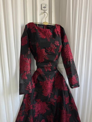 فستان أسود بورود حمراء بتصميم ملكي