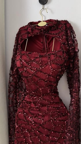 فستان سهرة عنابي مطرز بأكمام طويلة فخمة