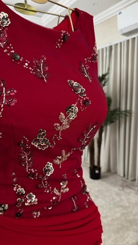فستان سهرة خمري بتطريز خرز فاخر – قصة حورية
