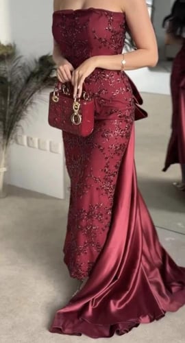 فستان سهرة عنابي مطرّز بتصميم ملكي يخطف الأنظا