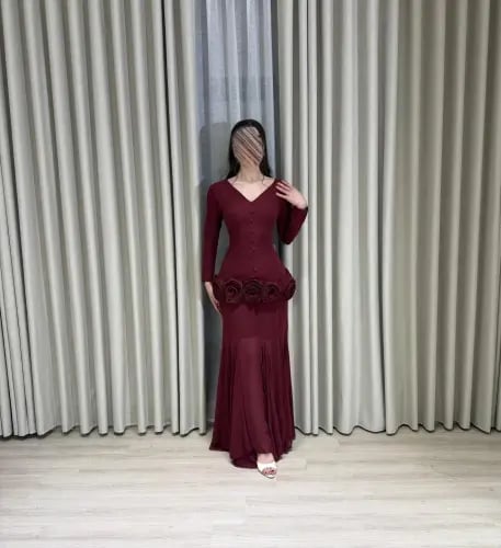 فستان خمري غامق بقصة أنثوية فاخرة