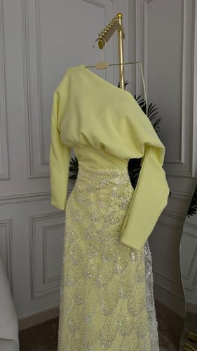 فستان أصفر مطرّز بتصميم ملكي راقٍ