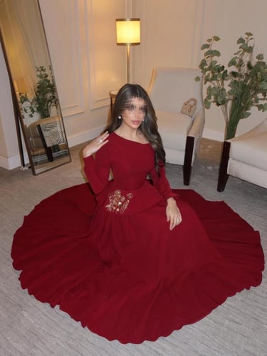 فستان خمري راقي بتطريز ذهبي ناعم