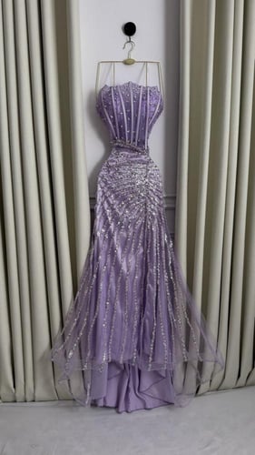 فستان وردي أنيق بتصميم عصري جذاب