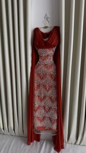 فستان سهرة برتقالي غامق مطرز كريستال