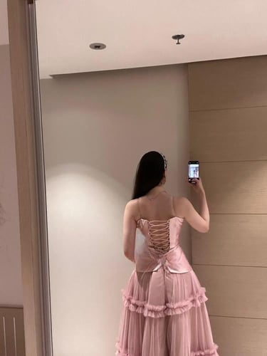فستان تول وردي بكورسيه لؤلؤي بطابع أميري ناعم