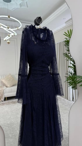 فستان أريام كحلي دانتيل بقصة خصر ناعمة