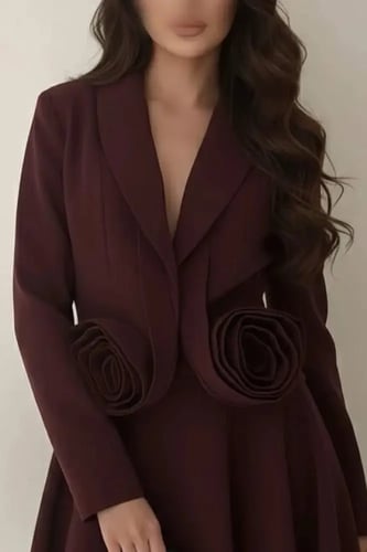 فستان خمري فاخر بتصميم وردي أنثوي أنيق