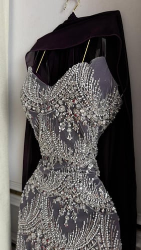 فستان سهرة أسود مطرز فضي بفصوص لامعة