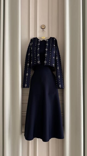 فستان سهرة كلاسيكي يجسد أناقة الزمن الجميل