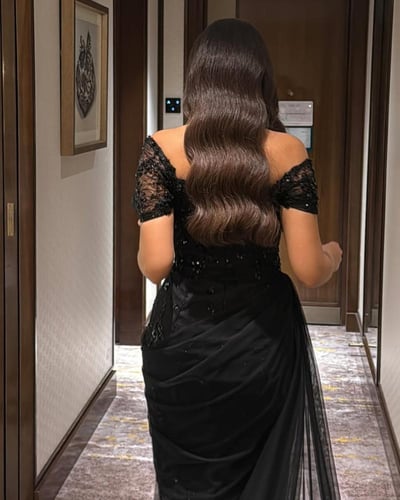 فستان أسود فاخر بتطريز أنيق وشيفون منسدل