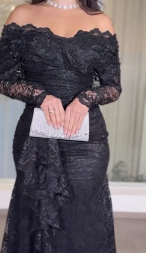 فستان أسود دانتيل بأكمام طويلة وتصميم أنيق