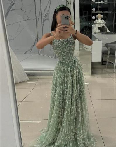 فستان سهرة أخضر فاتح مطرز بالزهور والكريستال