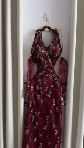 فستان سهرة عنابي مطرز بالذهبي الفاخر