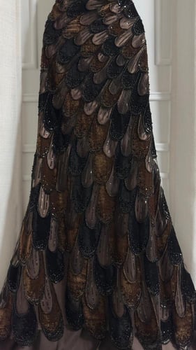 فستان سهرة فاخر بتطريز داكن وقصة ميرميد