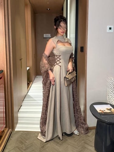 جلابية بيج عصرية بخصر مشدود وكاب شبكي فاخر