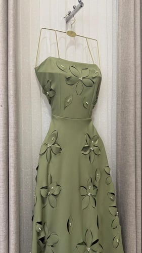 فستان ميدي زيتوني بزهور بارزة ومرصعة باللؤلؤ