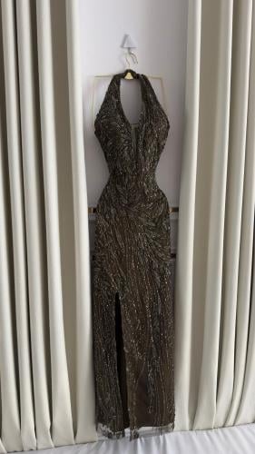 فستان سهرة زيتي مطرز بالترتر – إطلالة فاخرة تخطف ا...