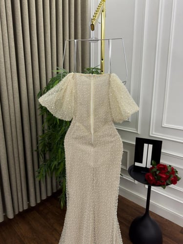 فستان سهرة ذهبي مرصع باللؤلؤ بتصميم أوف شولدر ملكي