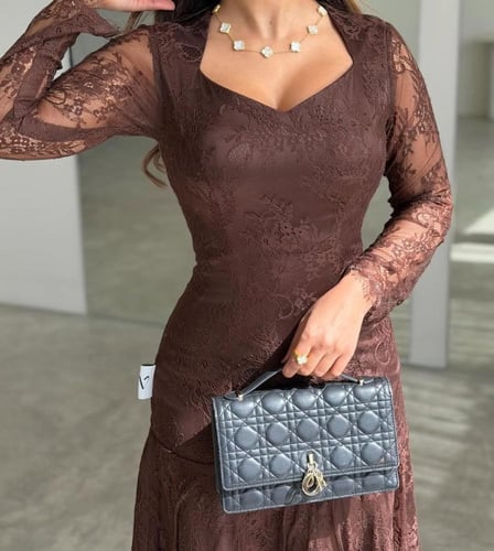 فستان بني من الدانتيل الفاخر بقصة حورية البحر