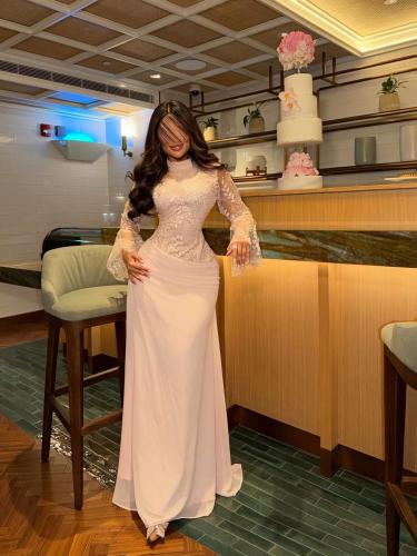 فستان دانتيل ناعم بتفاصيل ملكية وأكمام جرس