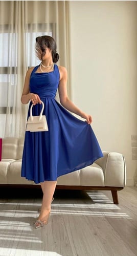 فستان أزرق ملكي بقصة أنثوية أنيقة