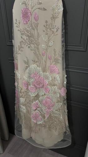 فستان سهرة هالتر شامبين مطرز ورود باستيل