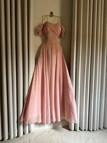 فستان سهرة وردي بودري بقصة ناعمة أنثوية