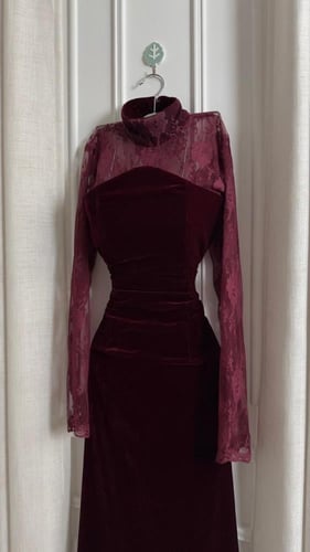 فستان خمري مخملي بدانتيل راقٍ قصّة مستقيمة