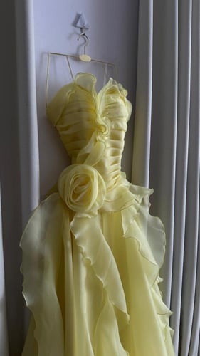 فستان أصفر شيفون بتصميم أنثوي فخم