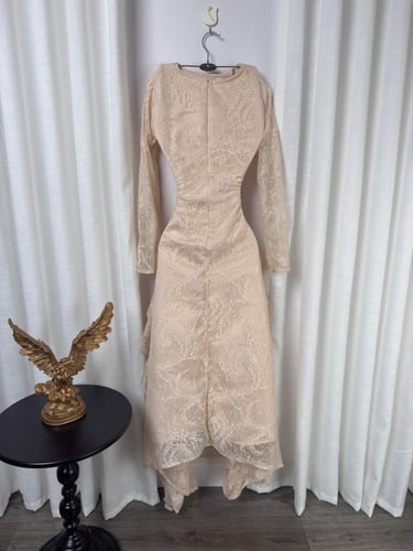 فستان دانتيل شامبين بقصة ناعمة غير متماثلة