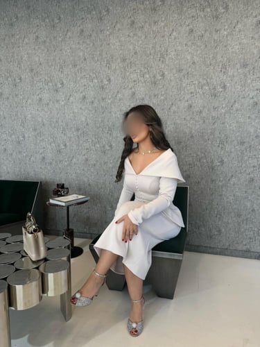 فستان "أبيض ثلجي" ميدي بخصر بيبلم وياقة ملكية مفتو...