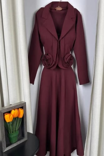 فستان خمري فاخر بتصميم وردي أنثوي أنيق