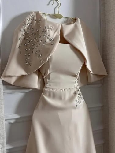 فستان كريمي راقٍ مع كاب مطرز بالكريستال