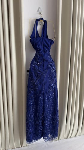 فستان أزرق داكن مطرّز بتفاصيل لامعة فاخرة