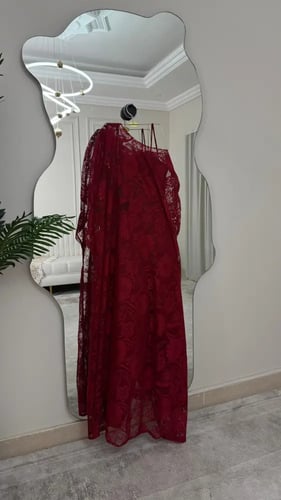 جمبسوت "كادي" العنابي الفاخر بكيب شيفون مطرز بنقوش...