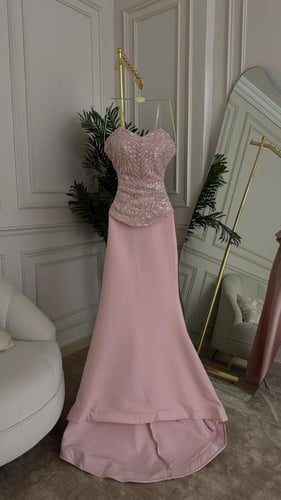 فستان سهرة وردي بستايل ببتوب مميز