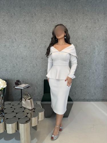 فستان "أبيض ثلجي" ميدي بخصر بيبلم وياقة ملكية مفتو...