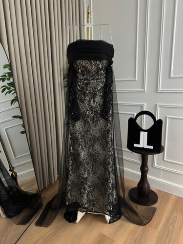 فستان سهرة أسود دانتيل بذيل طويل فاخر