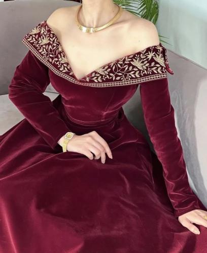 فستان مخملي عنّابي مطرّز بتصميم ملكي راقٍ