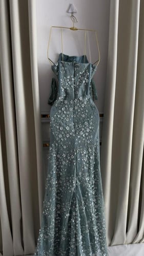 فستان سهرة أزرق مطرز بلمسة ملكية