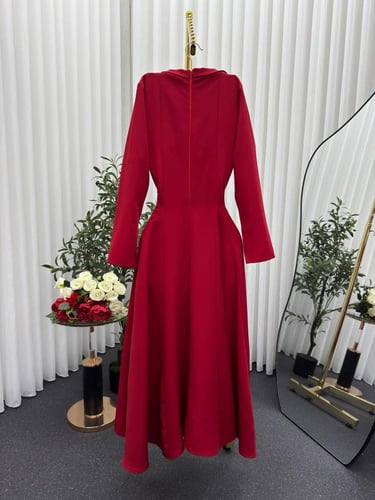 فستان خمري أنيق بقصة ملكية فاخرة