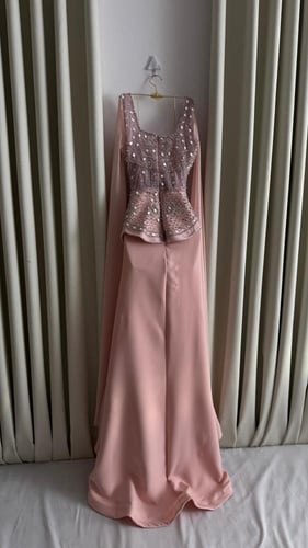 فستان سهرة وردي بترتر لامع وكاب أنيق