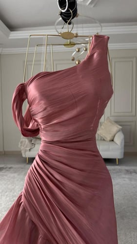 فستان سهرة وردي فاخر بطبقات منسدلة وتصميم كتف واحد